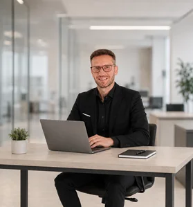 Pierre Kühnert smartEngin beim Arbeiten am Schreibtisch